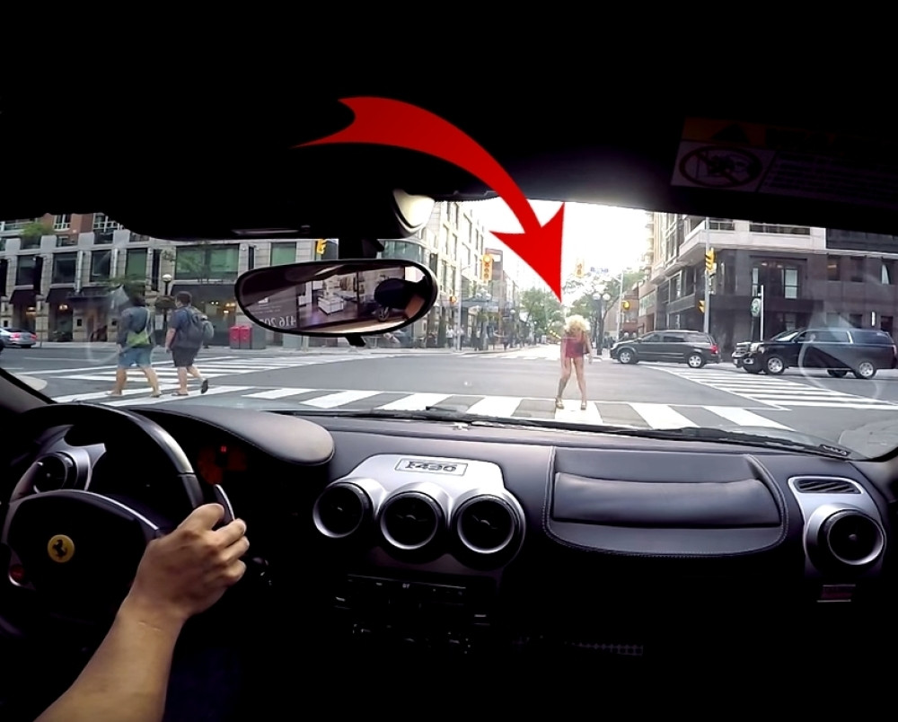 Počeo da glasno turira, njoj nasred pešačkog SVE ISPALO! Onda pokušala da se sagne... UFFFF (VIDEO)