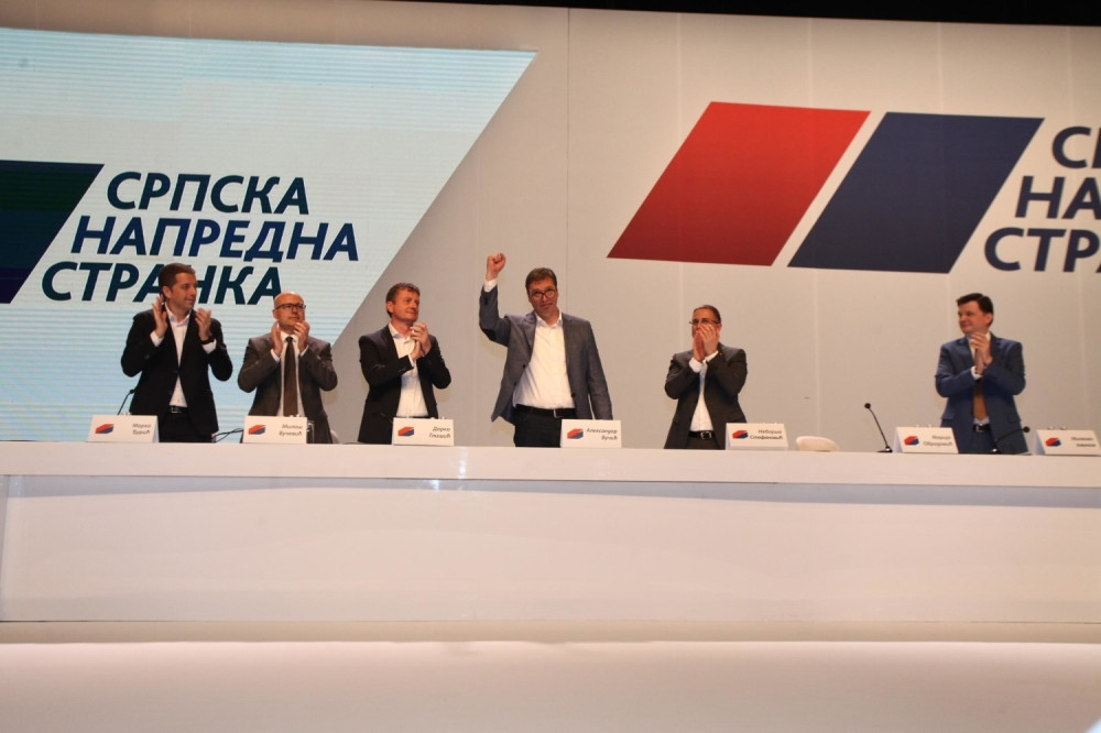 Predsednik Vučić ušao u prepunu halu Sava centra, a prisutni zbog jedne stvari nisu sedeli! (FOTO)