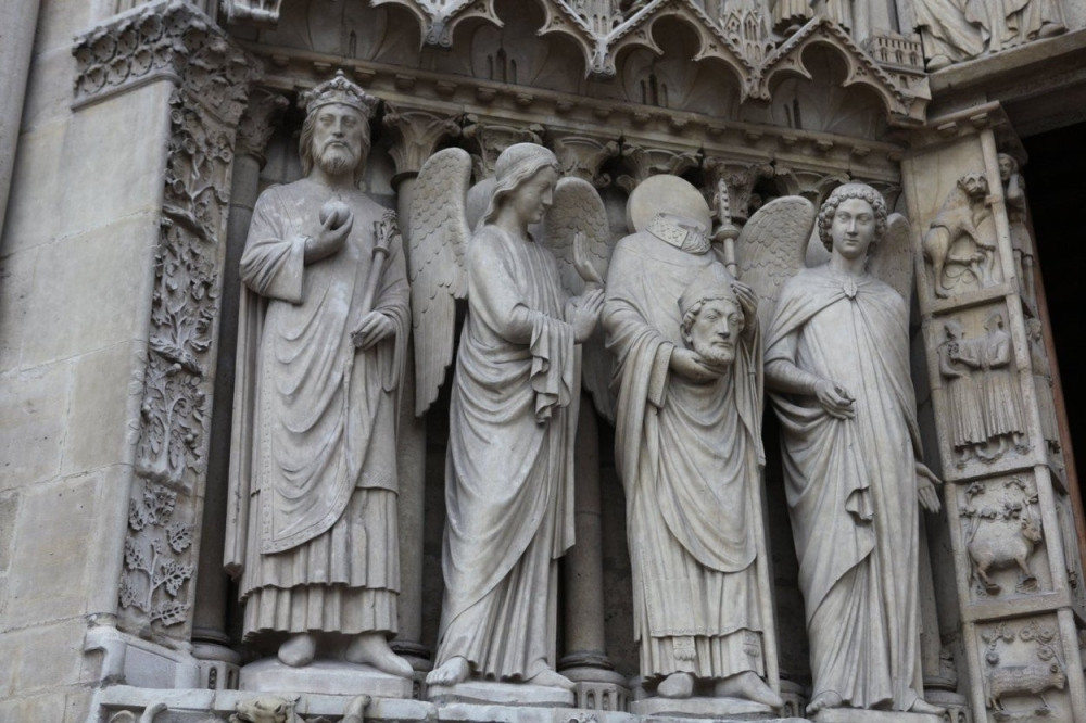 Ambasador okupio društvo i otišao u crkvu, pa izvadio ovu knjigu i počeo da čita, sveštenici se UHVATILI ZA GLAVU!