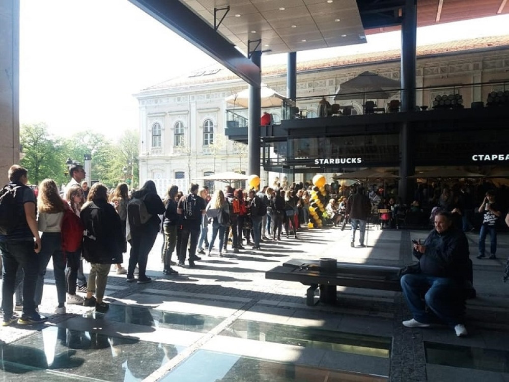 Ako želite da popijete kafu u Starbaksu, evo koliko će vas to koštati (DETALJAN CENOVNIK)