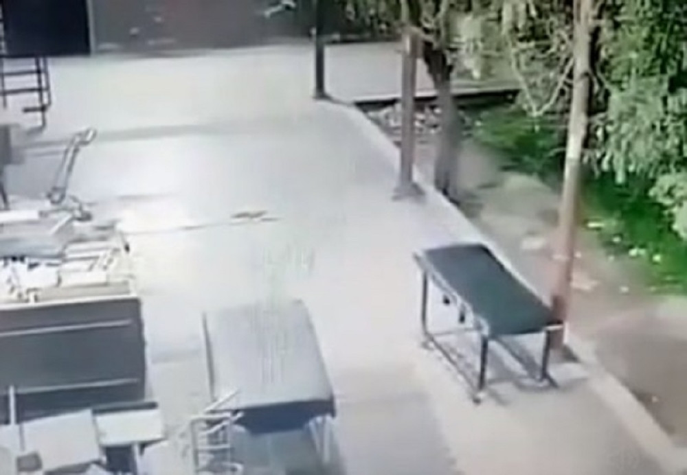 Majka je zaspala u kući, a devojčice su ostale na zadnjem sedištu automobila, nakon par sati žena je zatekla mrtvu ćerku! (FOTO)