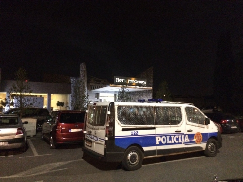 Nezapamćeno obezbeđenje: POLICIJA ISPRED HOTELA u kome su smešteni košarkaši Zvezde (FOTO)