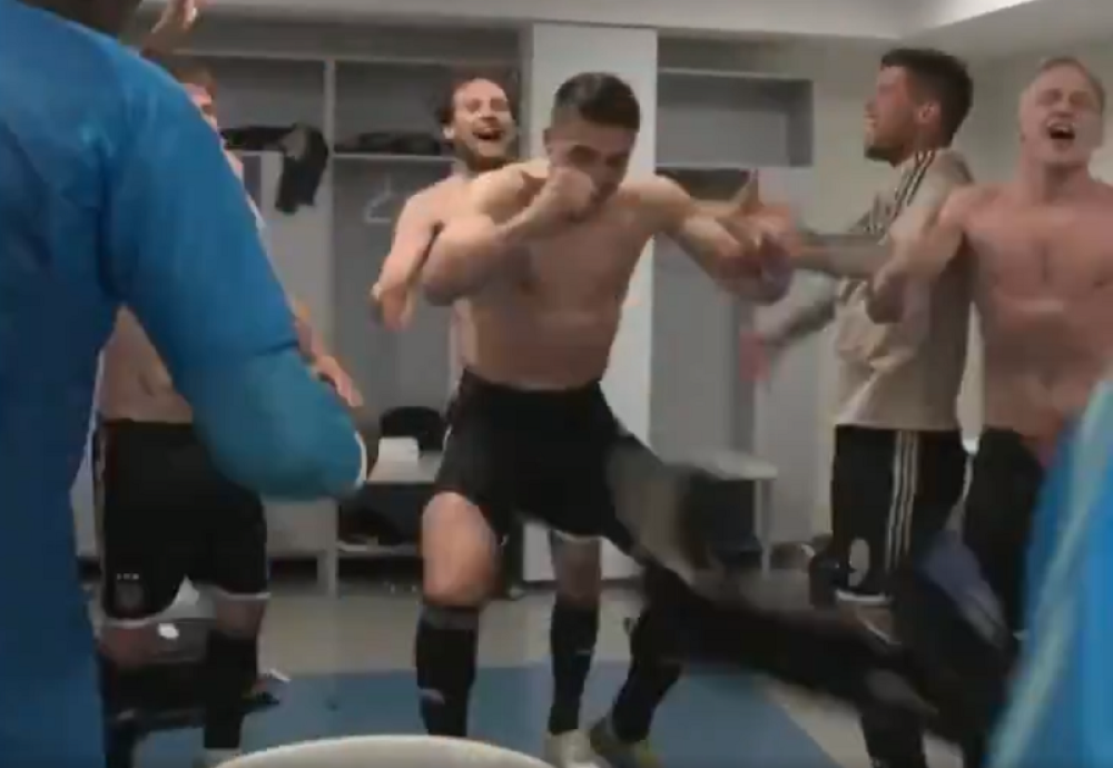 Duća nakon proslaka Juventusa napravio pravi šou sa saigračima! (VIDEO)