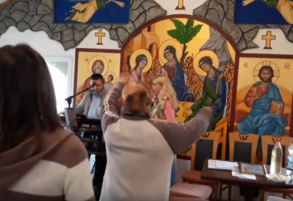 Pevačica lumpuje pred ikonama, trešte narodnjaci, a momci i devojke... Sveštenik sve snimao!