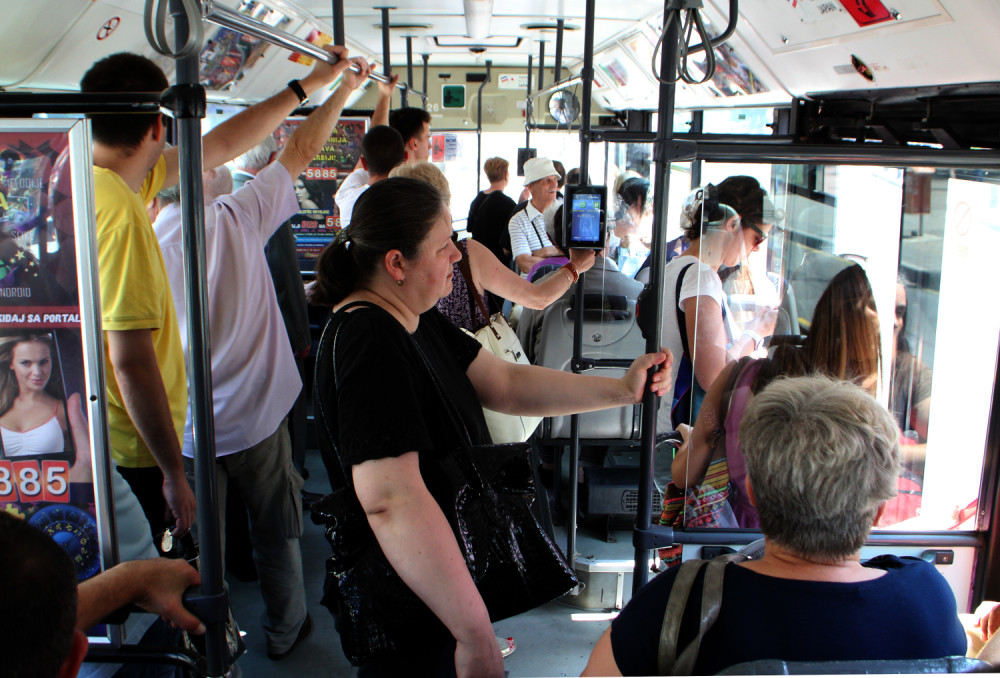 Žena nasrnula na bračni par sa bebom, dete povređeno! Razlog će vas razbesneti!
