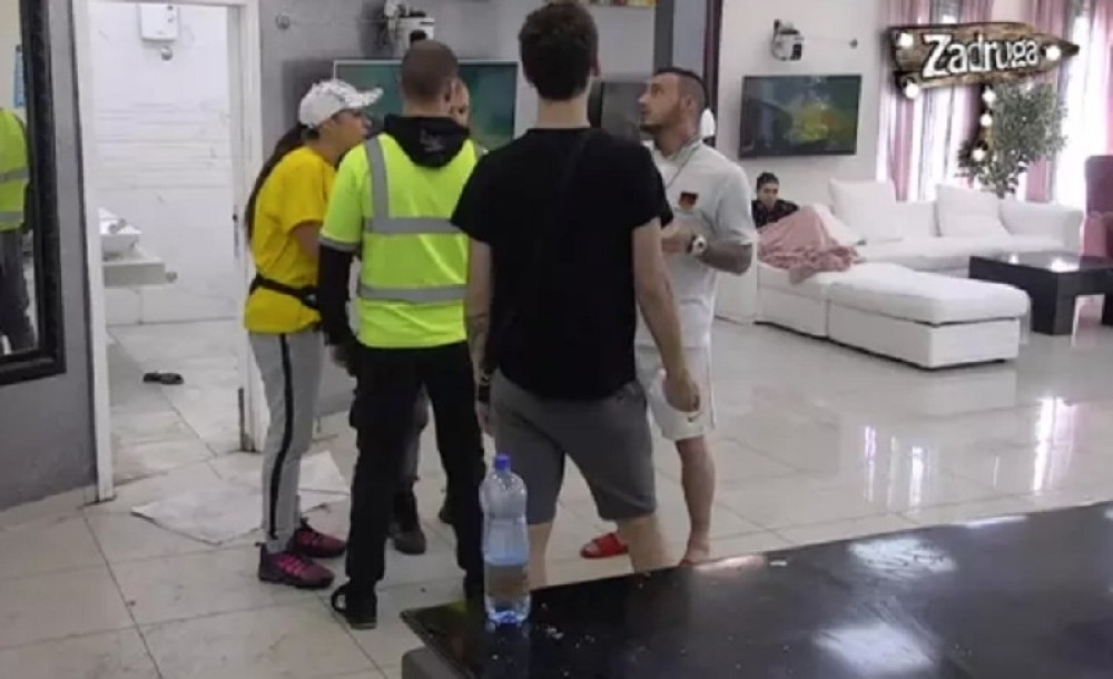 Ljuba nasrnula na NJEGA nakon žestokog vređanja! Obezbeđenje ih i dalje razdvaja