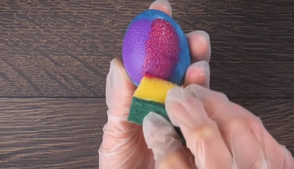 Evo kako da kuhinjskim sunđerom napravite divne šare na uskršnjim jajima (VIDEO)