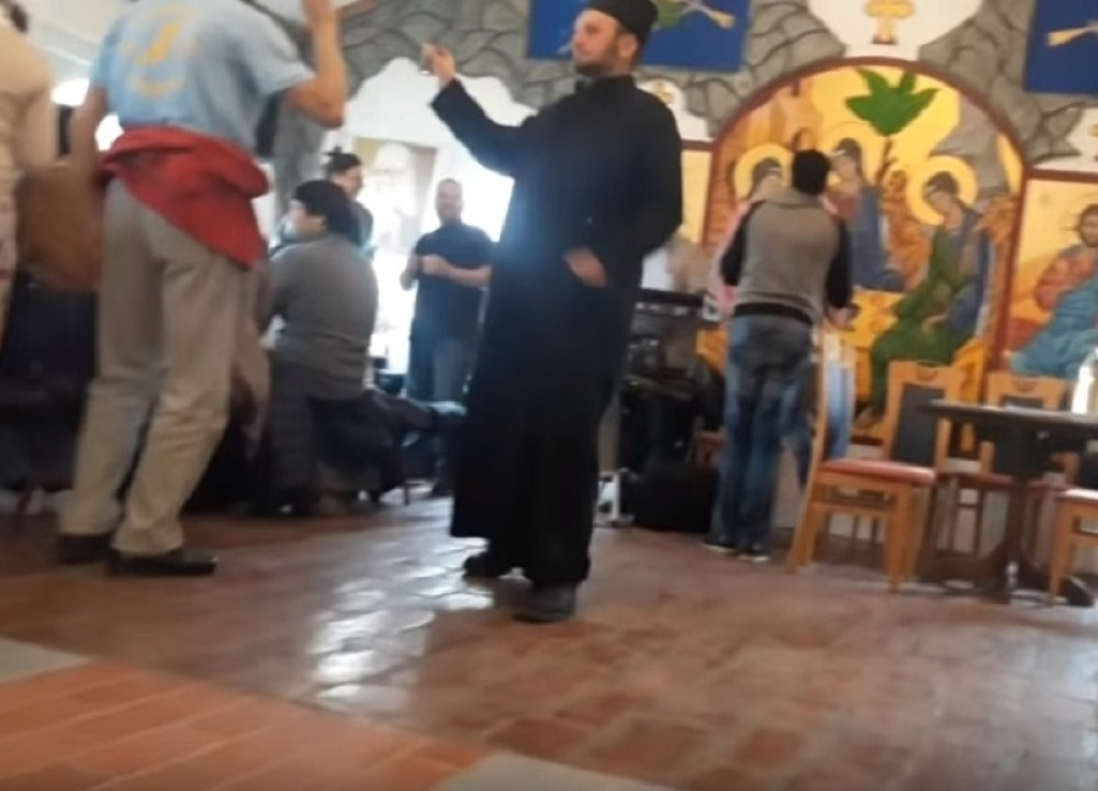 Pijan pop došao među ožalošćene pa nazdravljao rakijom i pevao?! "Ne znamo kako da im stanemo na put"