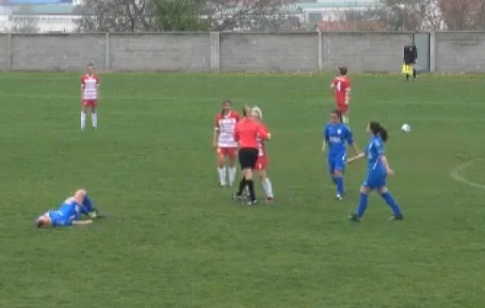 Kod nas je sve moguće, ženski sudija dobila pesnicu u glavu pa završila u Urgentnom! (VIDEO)