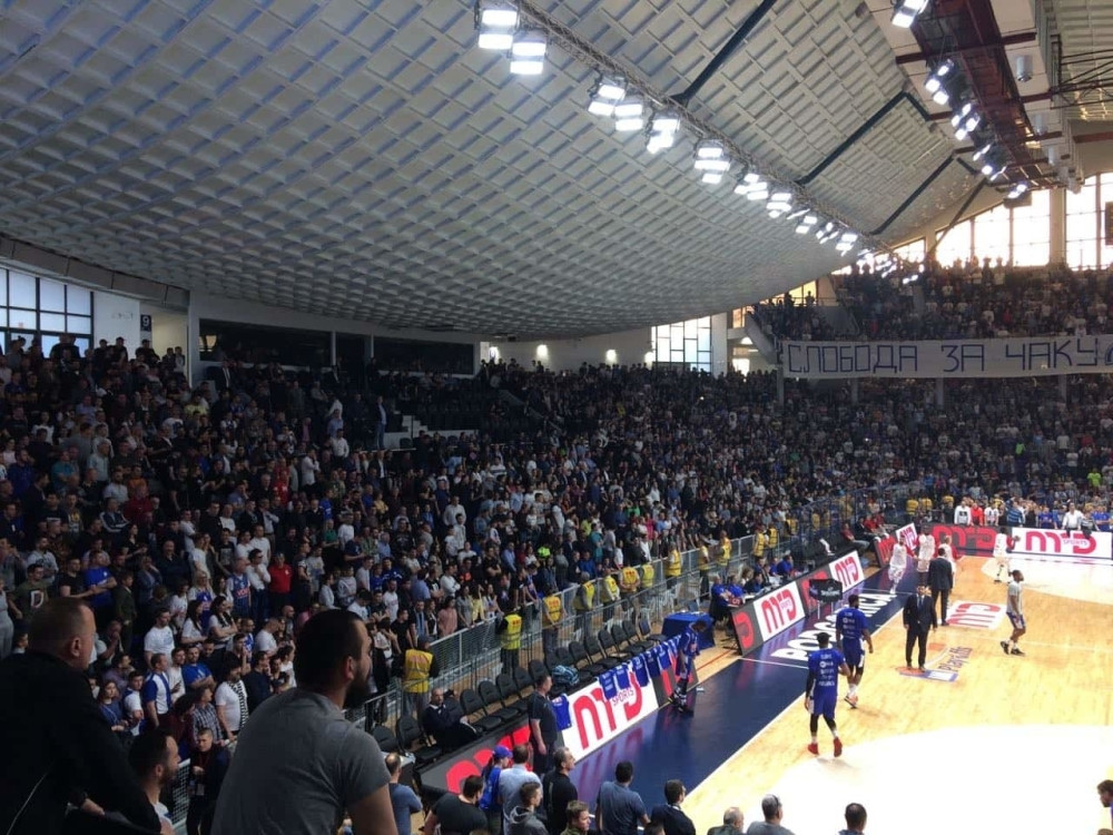 Evo ko je i čiji je sin "junačina" koja pesnicom u glavu udara navijača Zvezde koga drže dvojica policajaca! (VIDEO)