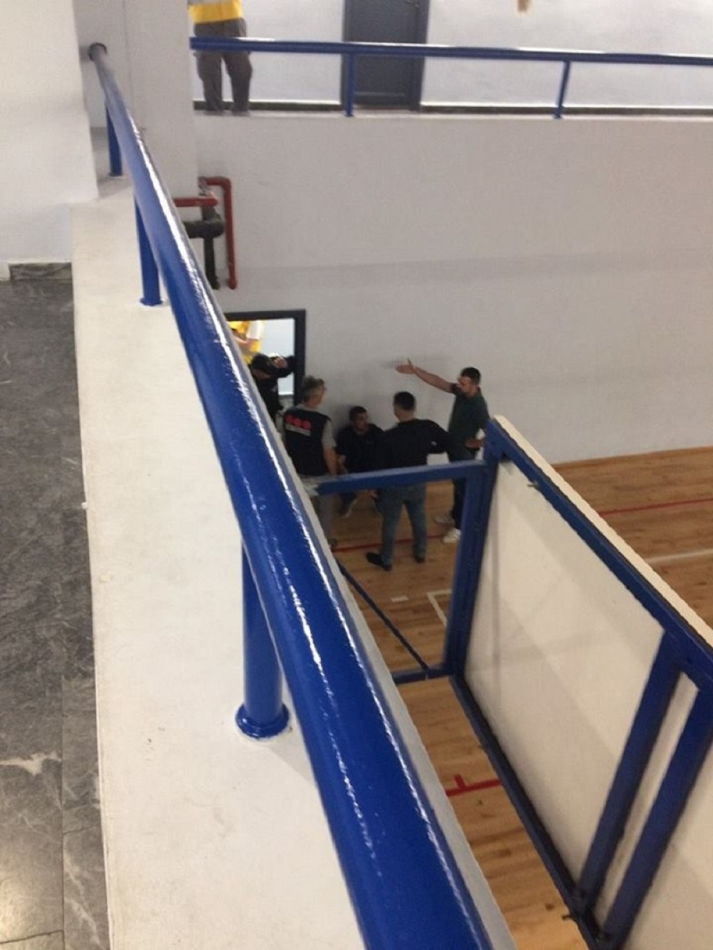 Pretučeni navijači Zvezde, "Varvari" poludeli kada su ih primetili na tribini da su čak razneli klupu crveno-belih (FOTO + VIDEO)