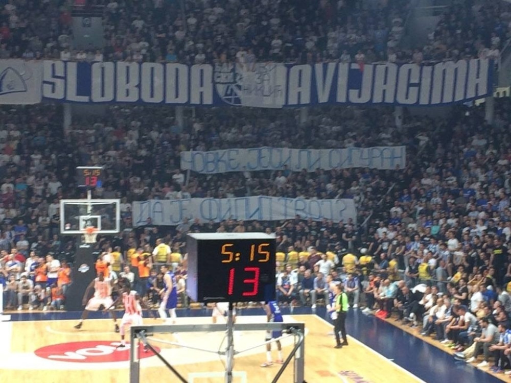 Povređeni funkcioneri KK Crvena zvezda, uvredljivi transparenti upućeni Čoviću! (FOTO + VIDEO)