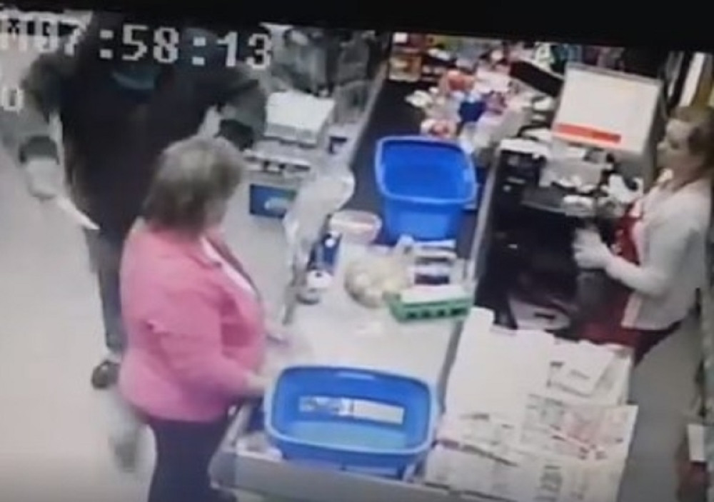 Snimak pljačke u Bačkoj topoli kruži internetom! Izvadio nož, stavio ga mušteriji pod grlo, a onda... (VIDEO)