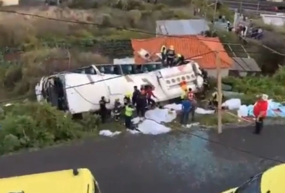 Na desetine mrtvih posle prevrtanja autobusa! Prve scene užasa, spasioci seku lim, vade ljude - Zastrašujući snimci obišli planetu! (FOTO/VIDEO)
