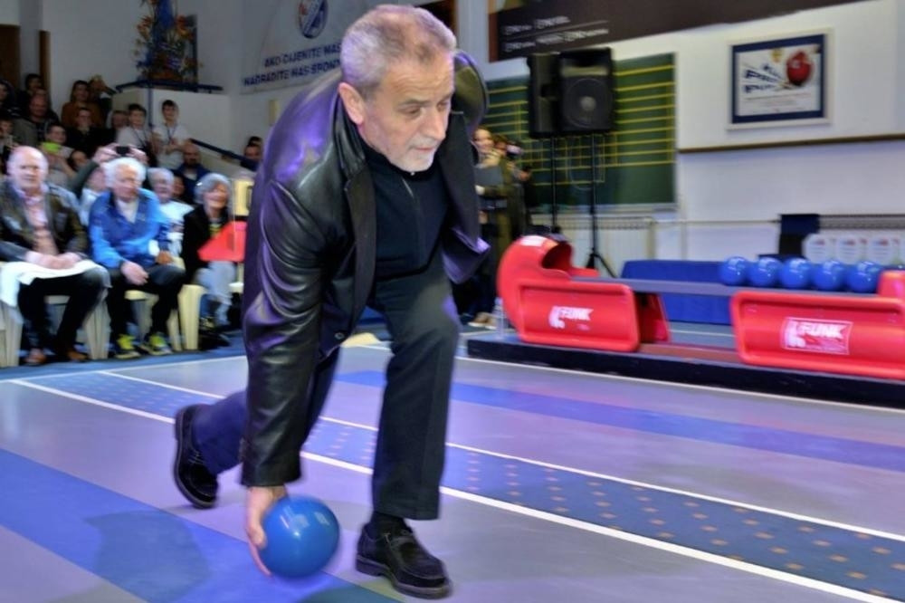 Bandić se oprobao u kuglanju, pa nasmejao celu naciju! Ovo je BOLELO! (VIDEO)