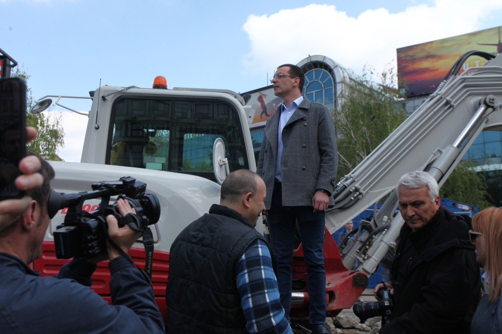 Bastać i Stefanović upali na gradilište, u skupocenim odelima maltretirali radnike, ZAUSTAVILI RADOVE! (FOTO)