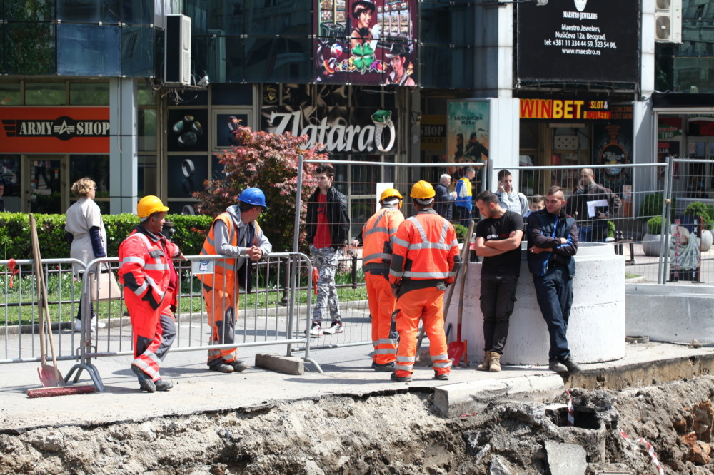 Lakovane cipele, sako, i lepa saradnica... pogledajte kako je Stefanović došao da MALTRETIRA RADNIKE na Trgu! (FOTO)