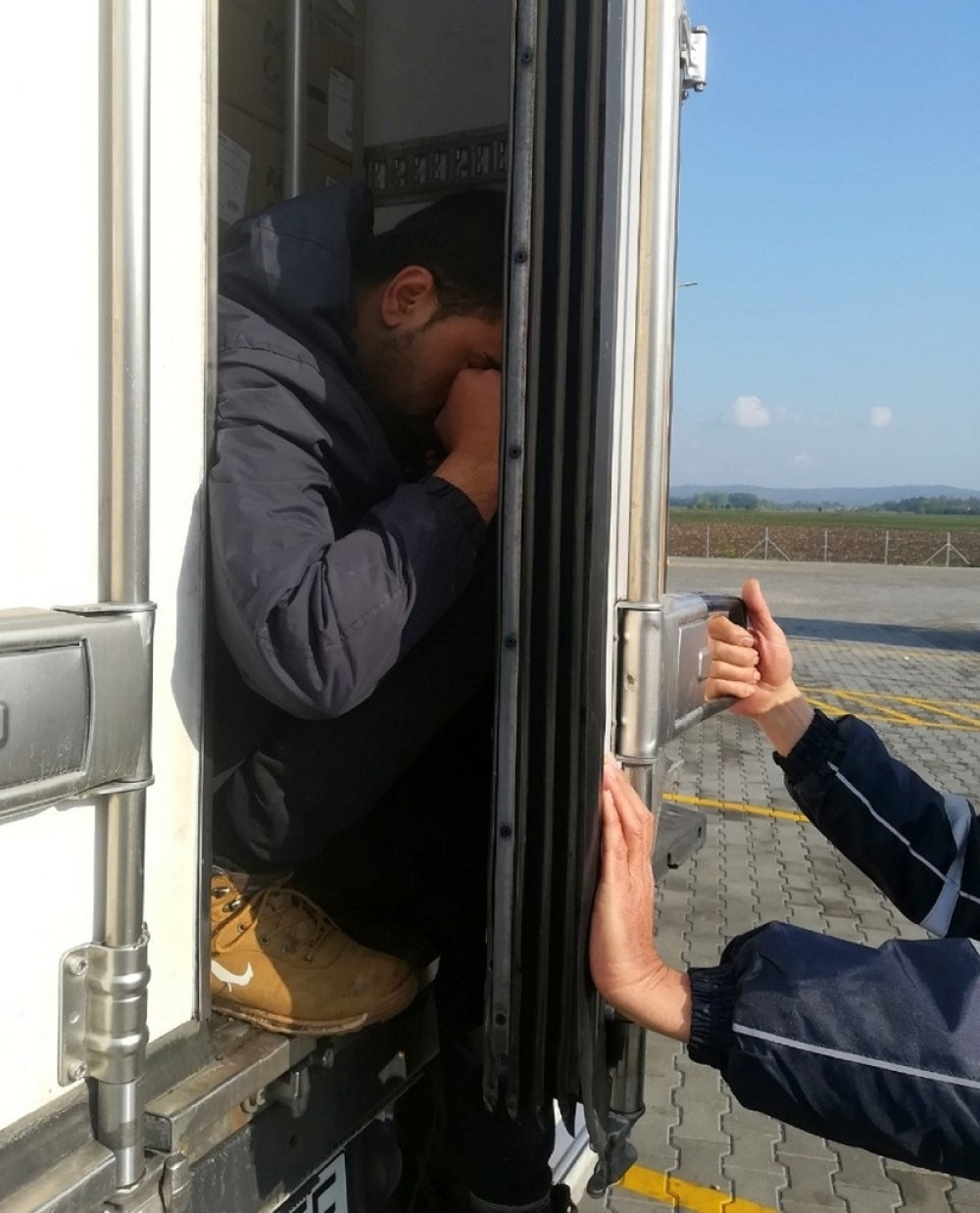 Pronađena tela dva migranta i bebe