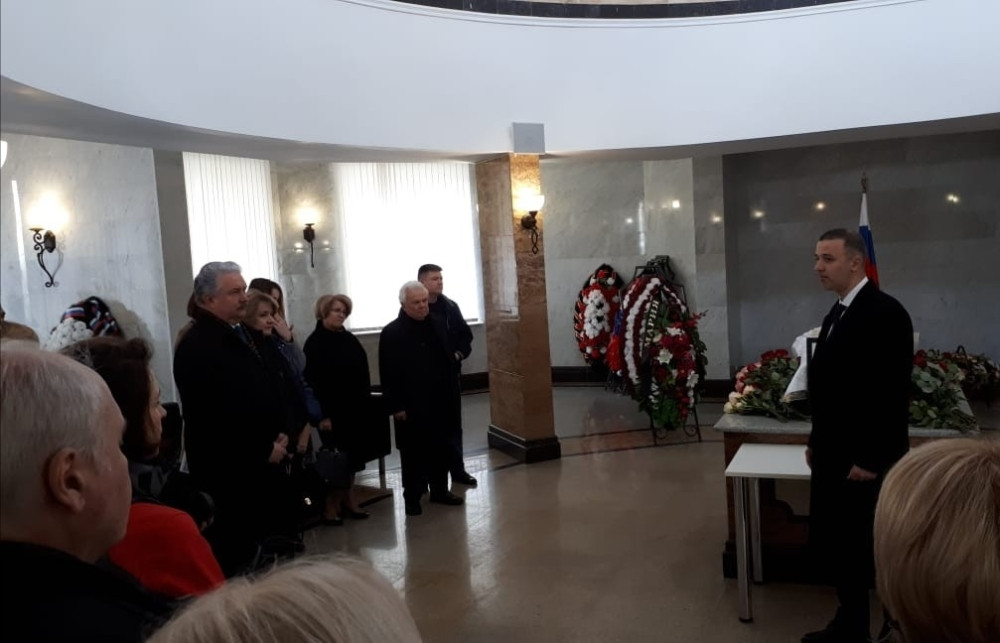 Misteriozna devojka na komemoraciji Mire Marković je njena unuka, ćerka Marka Miloševića i Ruskinje Valerije?! (FOTO)