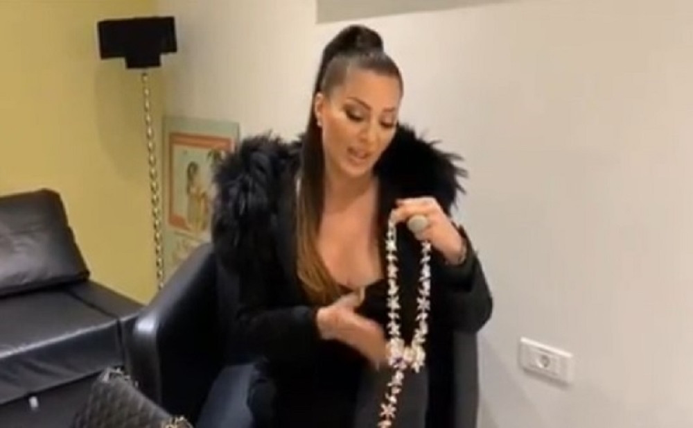 Zanemećete kada vidite ko je kupio Cecinu ogrlicu za čak 3.000 evra!