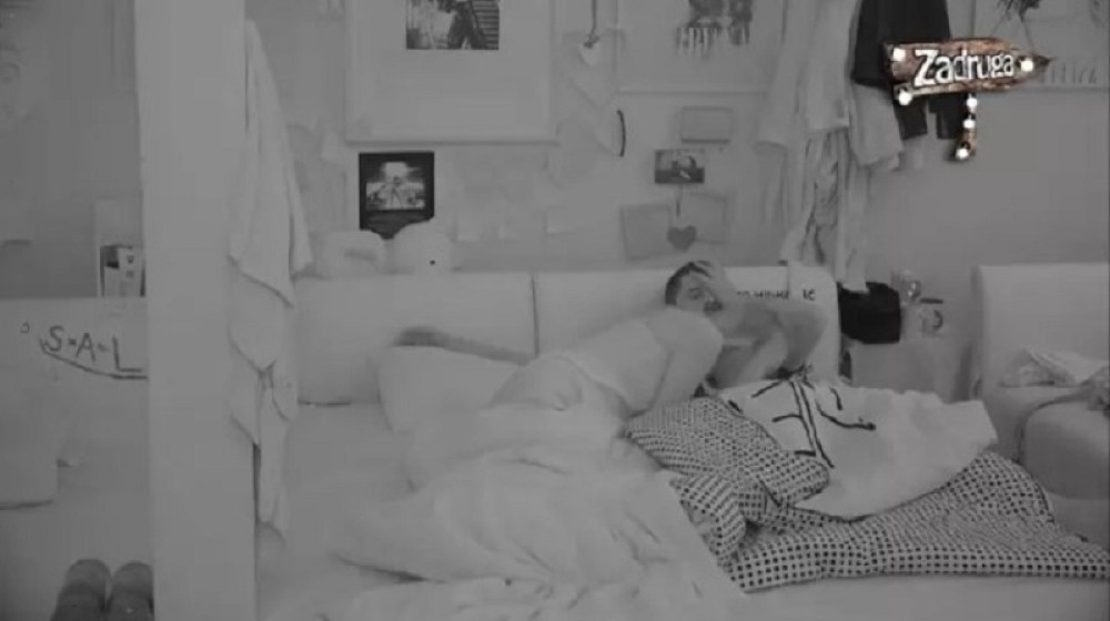 Luna sagla glavu u Markovo krilo, a zbog onoga što mu je uradila JEZIKOM, potpuno je odlepio! (VIDEO)