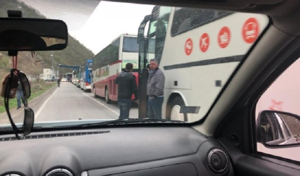 Albanska policija opkolila autobuse koji su krenuli za Beograd! (FOTO)
