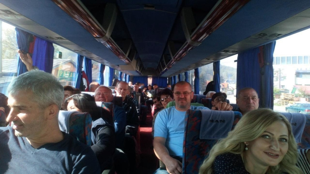 Srbi sa Ozrena uz pesmu, radosnog srca i duše, dolaze da podrže predsednika Aleksandra Vučića!