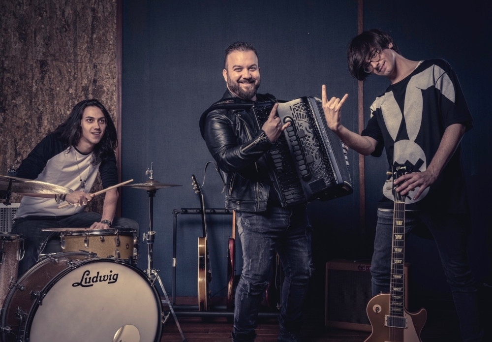 Srpski kralj harmonike BALKANSKOM muzikom osvaja svet! Evo šta je radio u studiju LEJDI GAGE! (VIDEO)