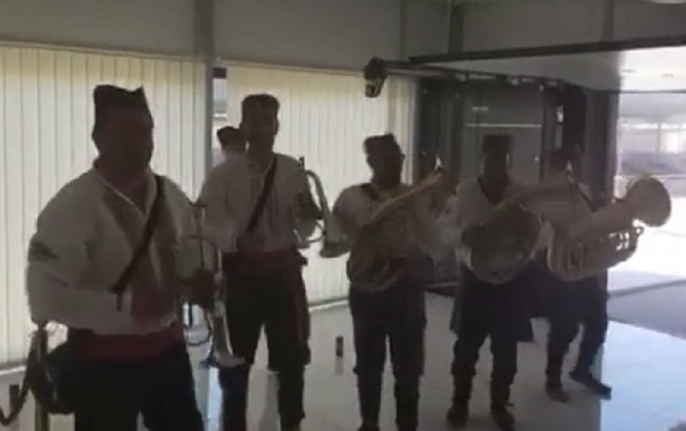 U narodnim nošnjama dolaze da podrže svog predsednika! Pogledajte kakav hit su mu svirali!