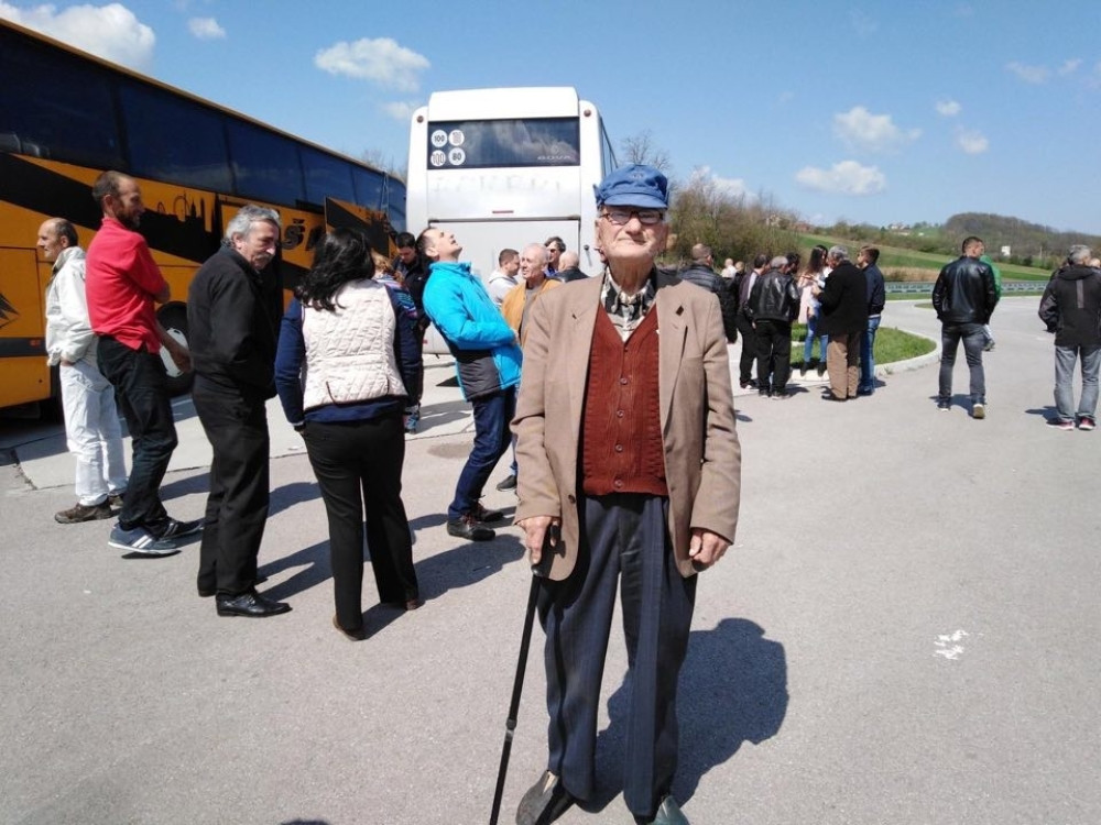 Deda Vićentije puni 90 godina, a danas dolazi u Beograd podrži svog predsednika Vučića!