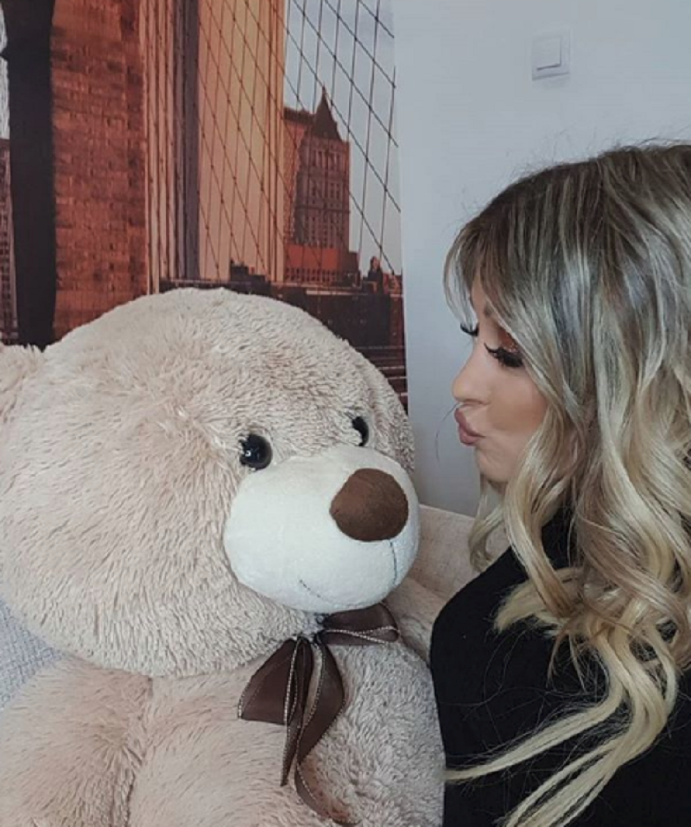 Dečko je JAVNO prevario a ona IZGLEDA bolje nego ikada! Grandova pevačica više NE LIČI NA SEBE