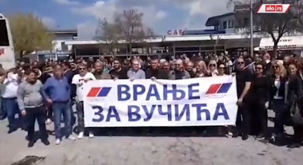 Kreću za Beograd da podrže Vučića, a zabava koju su pripremili pred sam polazak će vas naterati da ZAIGRATE!