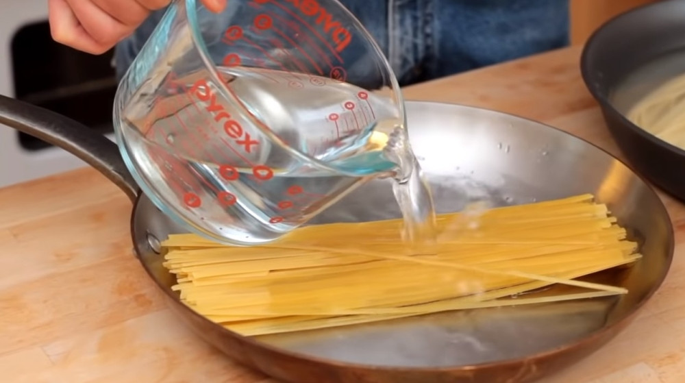 Špagete se zapravo spremaju U TIGANJU! Ceo život radite pogrešno! (VIDEO)