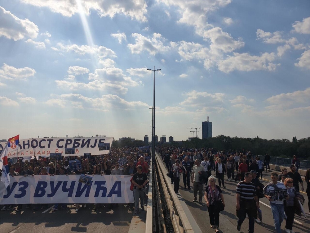 Bata Gašić na čelu kolone! Ljudi pristižu na miting podrške