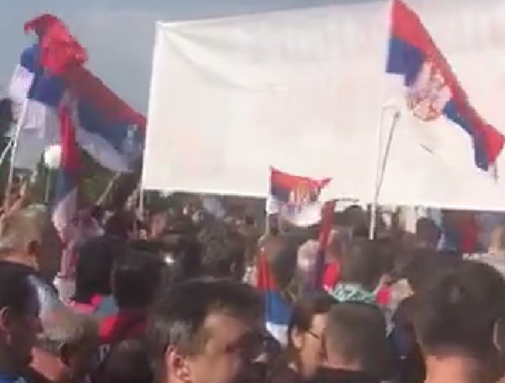 Građani pešačili do Narodne Skupštine, iz kolone pokliči "Živeo Vučić"