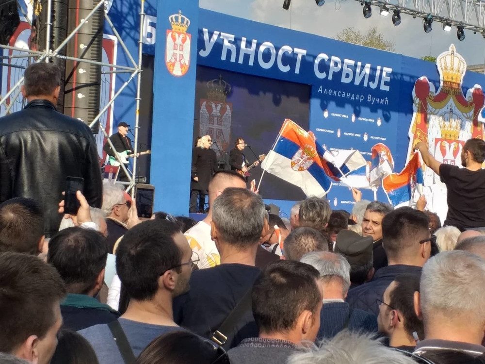 Sa zastavom u rukama i osmehom na licu: Evo ko sa građanima čeka obraćanje predsednika