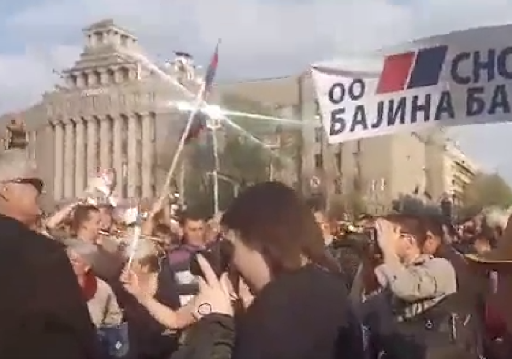 Građani opleli kolce pred Narodnom skupštinom (VIDEO)