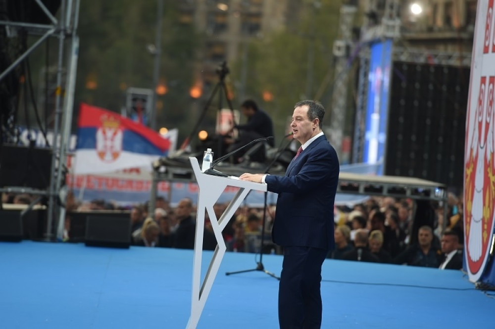 Dačić izašao na binu, pa lupio šakom o govornicu: Ovo je poruka celom svetu, nemojte da mislite da je Srbija slaba! NEMA PREDAJE!