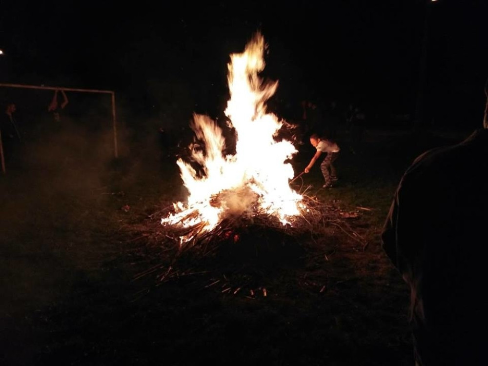 Banaćani popalii kukuruze i granje, pa preskaču plamen! Evo zašto se to radi baš danas (FOTO)