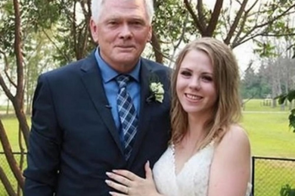 Ona ima 24 godine, on 69! Stalno se se*saju, čak i za večerom... Ne radi se o Milojku i Milijani!