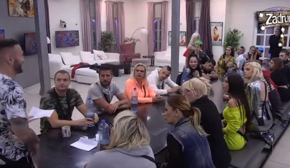 Zadrugaru stiglo nešto ZABRANJENO, produkcija odmah ODUZELA: Ovo ne pokazuj i ne govori nikom, sve se snima!