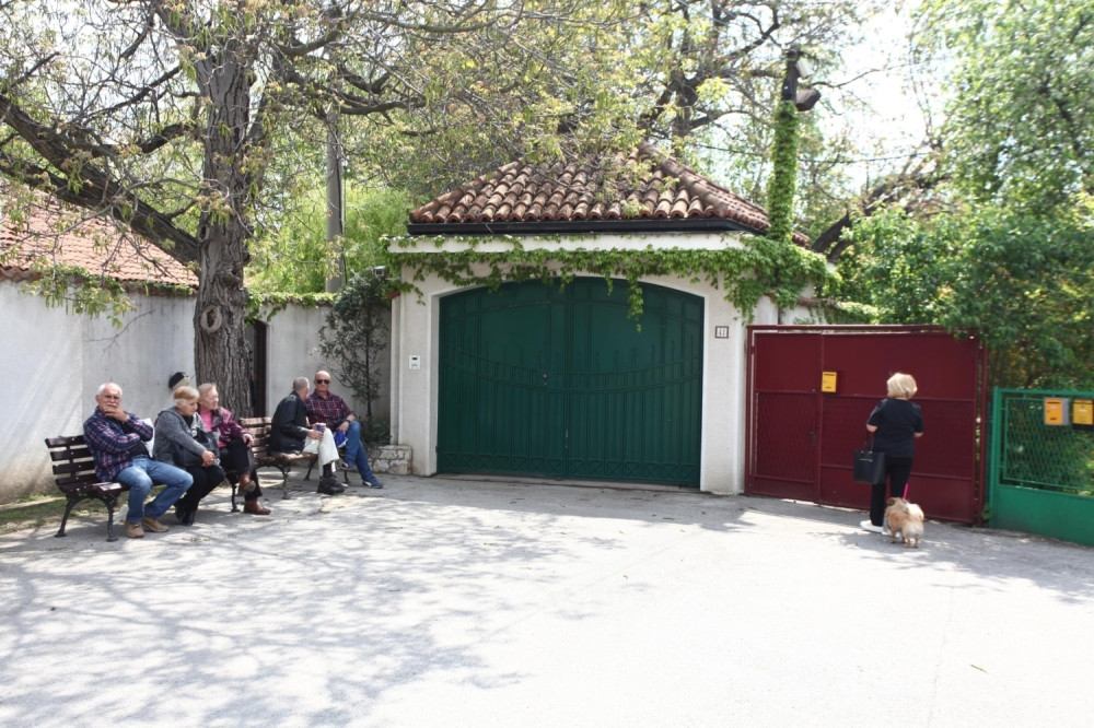 U dvorištu ove kuće počiva Slobodan Milošević, a uskoro će ispod lipe na večni počinak i Mira Marković!