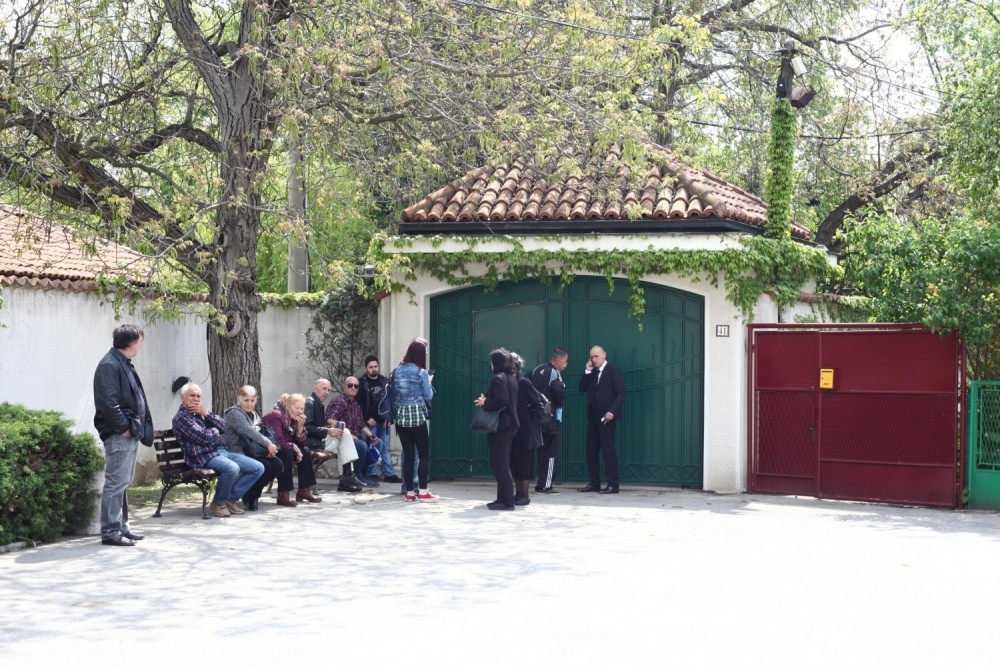 Dva sata pre Mirine sahrane, pojavio se crveni automobil. Svi gledaju u lik na njegovim zadnjim staklima!
