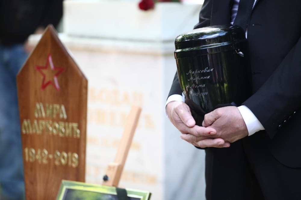 Uzeo je urnu u ruke, poljubio i pomilovao... Svi se pitaju KO JE ON