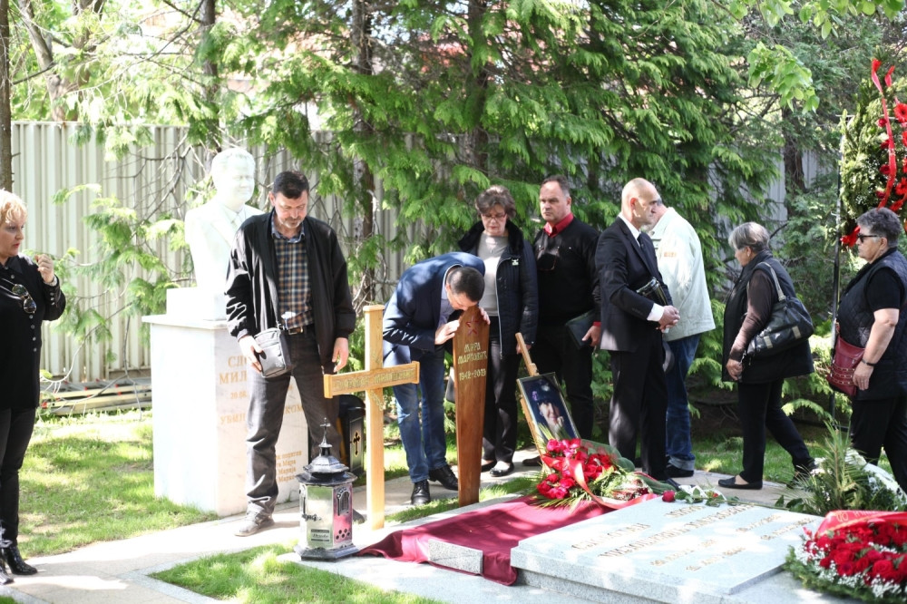 Na spomen ploči su nova slova, on ih je uradio (FOTO)