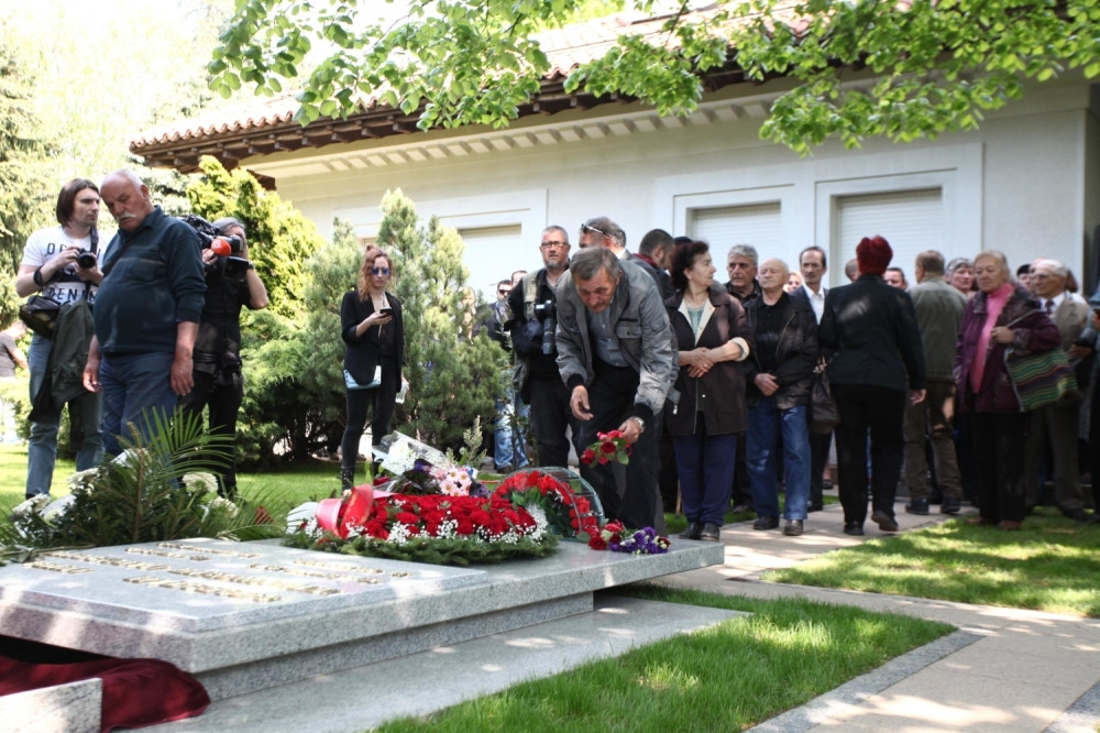 Urnu sa njenim pepelom spustili pored glave Slobodana Miloševića! (FOTO)