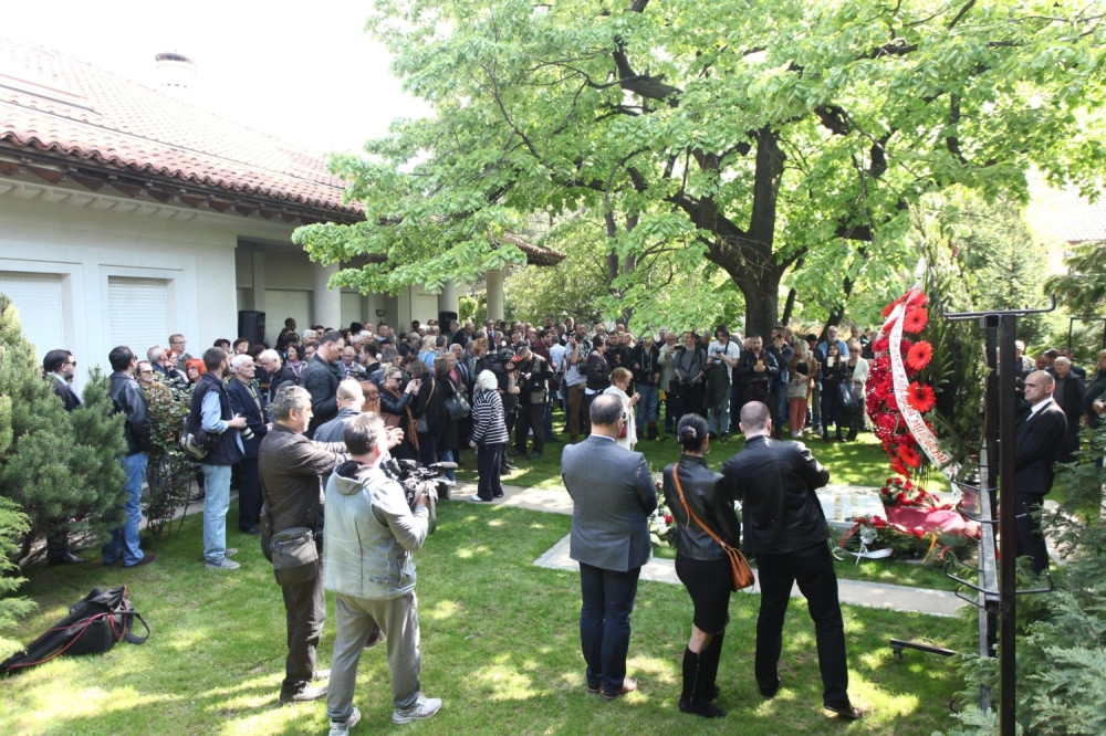 Potresno pismo Marije Milošević koje su pročitali minut pre nego što su spustili Miru u grob! (FOTO)