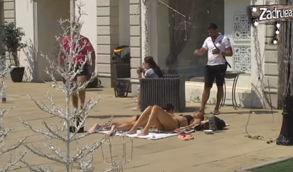 Luna i Ljuba se SKINULE u minijaturne bikinije, KAMERE sve snimile IZBLIZA, evo čija je VEĆA GU*A (VIDEO)