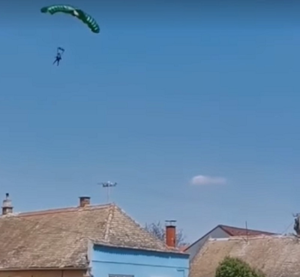 Snažan vetar ga odveo na pogrešnu stranu! (VIDEO)