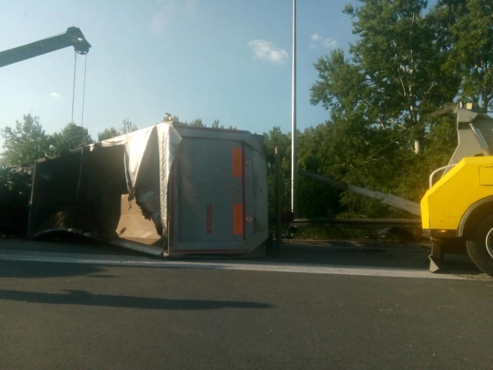 Prevrnuo se kamion na uključenju kod Požarevca, službe na terenu (FOTO)